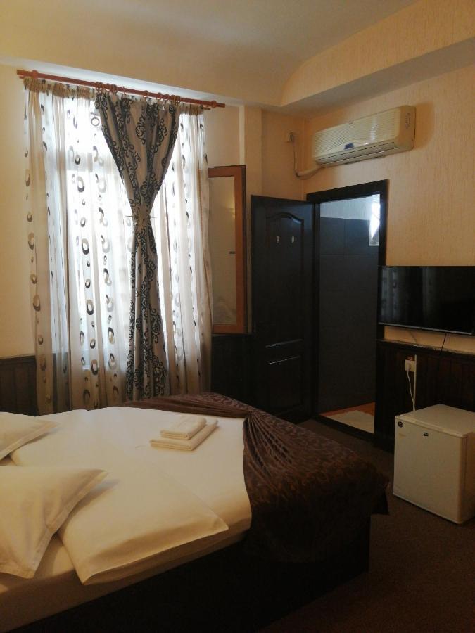 Hotel Casa Teilor Piteşti Exterior foto