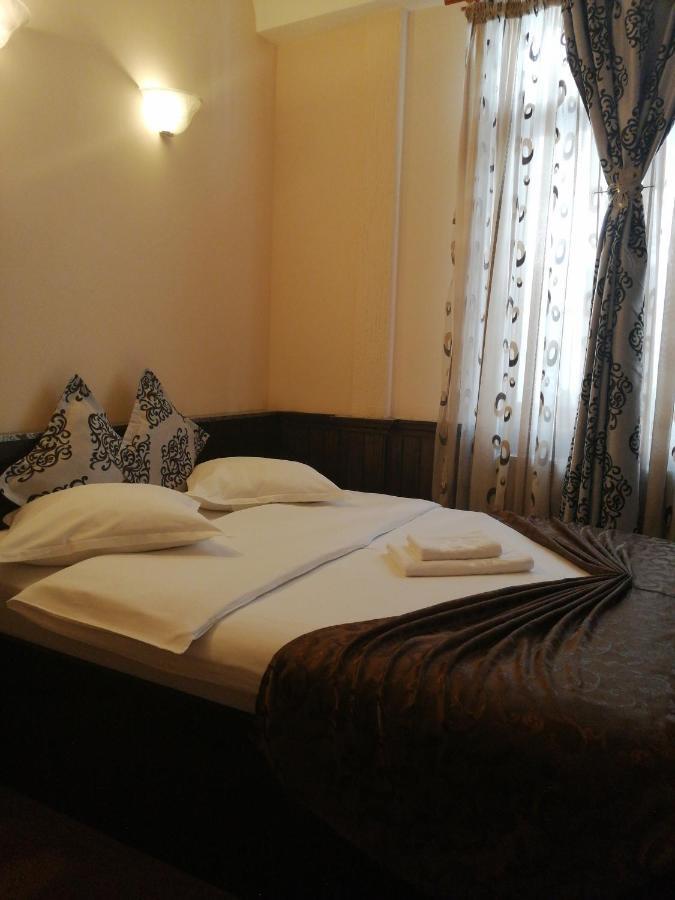 Hotel Casa Teilor Piteşti Exterior foto